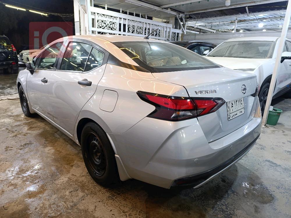 نيسان فيرسا